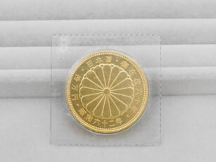 天皇陛下御在位60年記念 10万円金貨 昭和62年 裏面